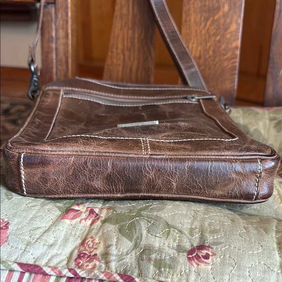 Brown Crossbody Bag with Adjustable Strap and Smooth Leather Finish - Picture 4 of 6